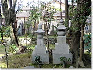 小野小町塚と深草少将供養塔(欣浄寺庭園内)