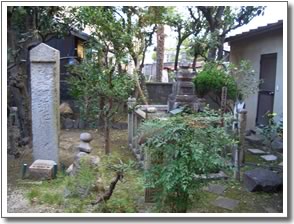 袈裟御前の首塚(恋塚)