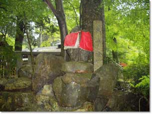 猿丸神社の表参道脇にある夫婦猿(自然石)