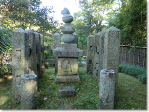 松花堂庭園内にある女郎花塚(正面から撮影)