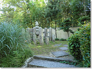 松花堂庭園内にある女郎花塚(塚の入口から撮影)