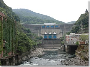 白虹橋から見た天ケ瀬ダム堰堤・発電所・水利実験所)