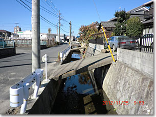 上狛集落の環濠跡水路(南側中央部)