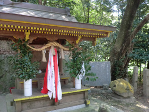 日出神社の本殿と神石(雨乞い石)