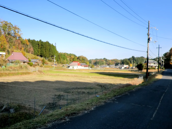 峠先に広がる野殿の集落