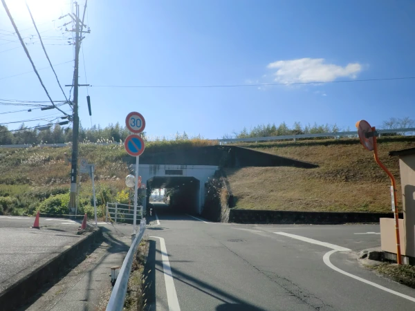 府道上狛城陽線上を流れる不動川(北→南)