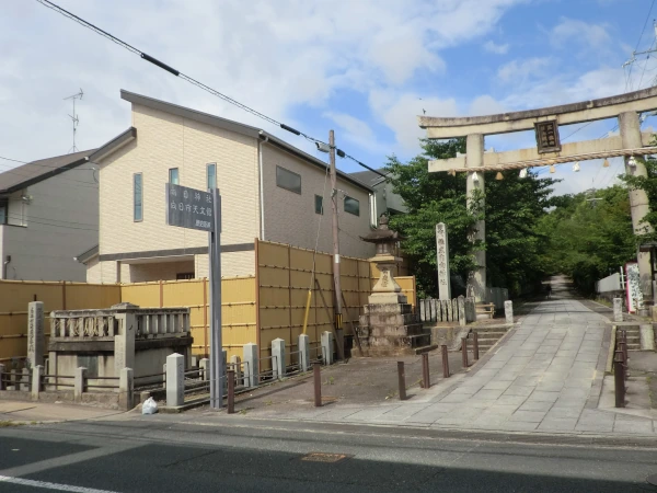 向日神社鳥居前の説法石
