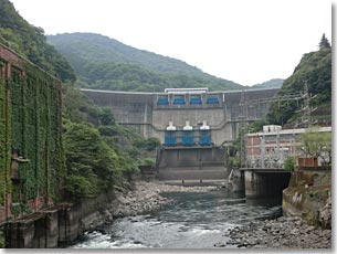 白虹橋から見た天ケ瀬ダム堰堤・発電所・水利実験所