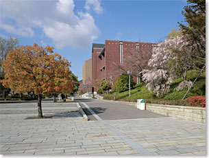 筒城宮址顕揚碑がある同志社大学京田辺キャンパス