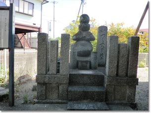 木津川市殿城の寺にある和泉式部の墓